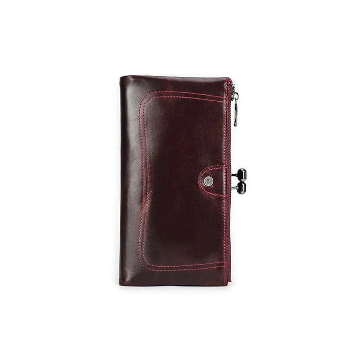Mains tenant un porte-cartes en cuir bleu pour femmes, avec technologie RFID