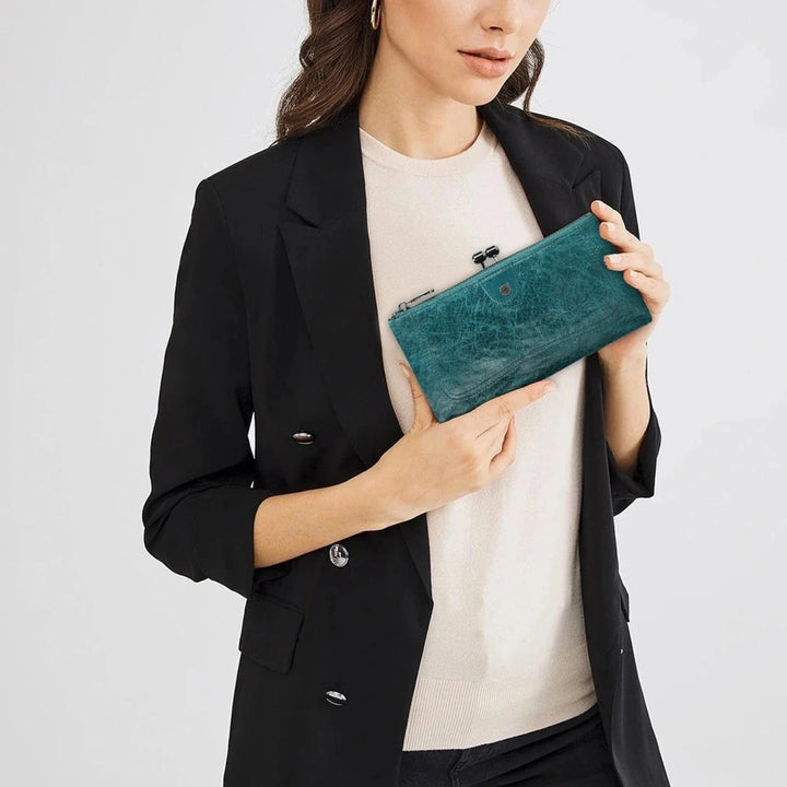 Gros plan d'un porte-cartes femme en cuir, couleur café, avec protection RFID