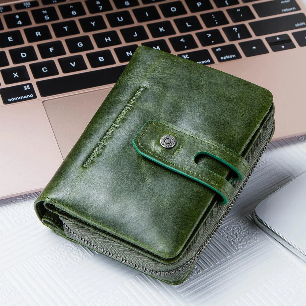 Portefeuille femme en cuir noir, accessoire compact et chic avec emplacements pour cartes