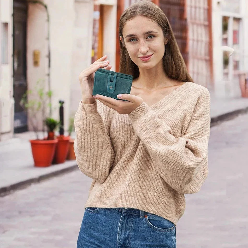 Gros plan d'un porte-cartes monnaie en cuir grainé pour femme, détails chic et compact
