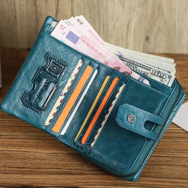 Portefeuille féminin en cuir gris avec plusieurs fentes pour cartes et un compartiment monnaie