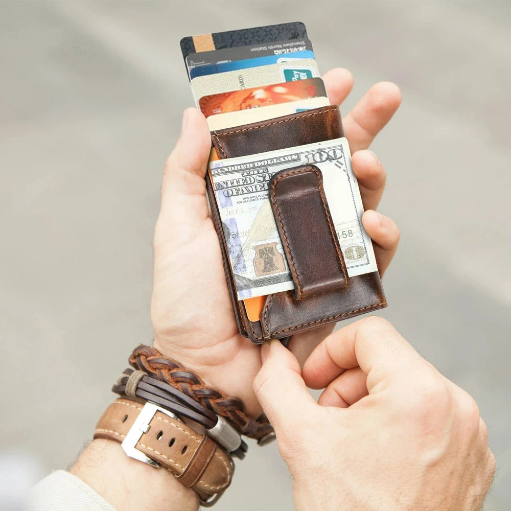 Porte-cartes homme en cuir véritable marron avec compartiment pop-up, bloqueur RFID intégré, idéal pour cartes.