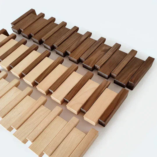 "Porte-manteau mural design piano bois noyer et hêtre, élégant et moderne, idéal pour suspensions variées."