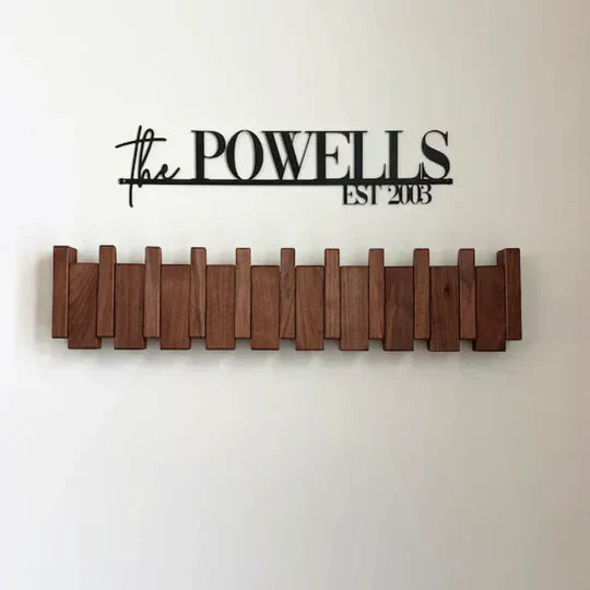 "Porte-manteau mural design piano bois noyer et hêtre, élégant et moderne, idéal pour suspensions variées."