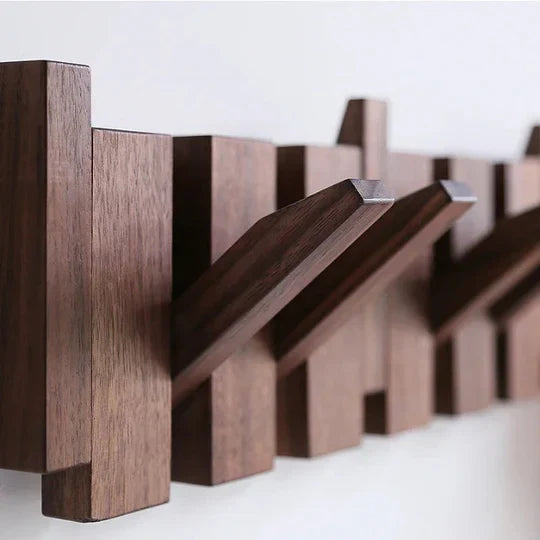"Porte-manteau mural design piano bois noyer et hêtre, élégant et moderne, idéal pour suspensions variées."