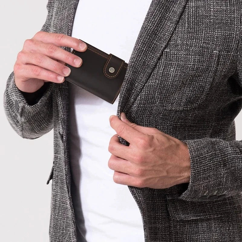 Gros plan d'un porte-monnaie homme en cuir noir, texture grainée, discret et sécurisé contre le RFID