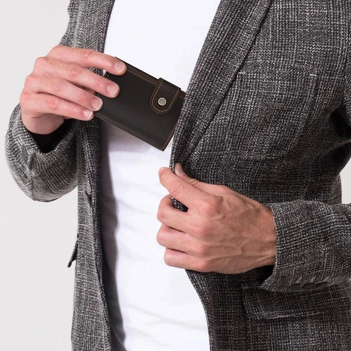 Gros plan d'un porte-monnaie homme en cuir noir, texture grainée, discret et sécurisé contre le RFID