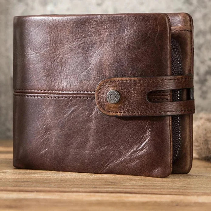Portefeuille plié en cuir noir, montrant la texture du cuir véritable