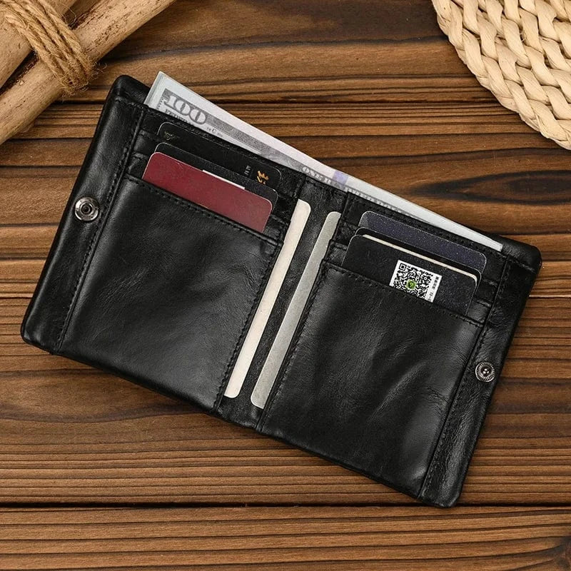 Portefeuille compact en cuir véritable marron pour hommes, design épuré et sécurisé.