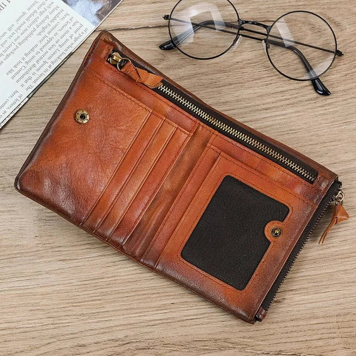 Portefeuille compact en cuir marron foncé, avec l'intérieur organisé pour l'efficacité.
