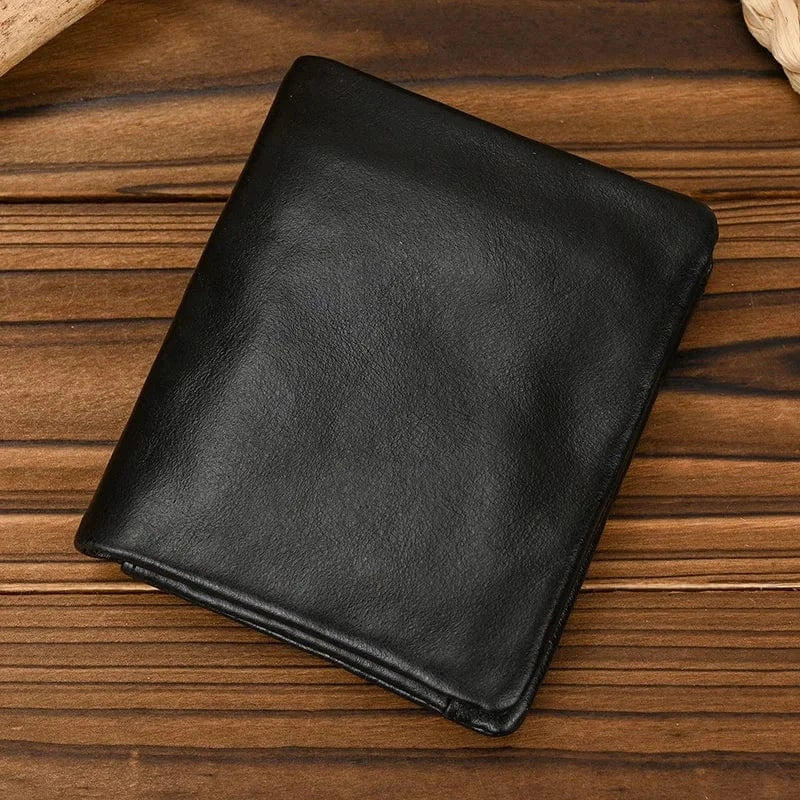 Portefeuille homme en cuir noir, format compact, idéal pour les cartes et billets.
