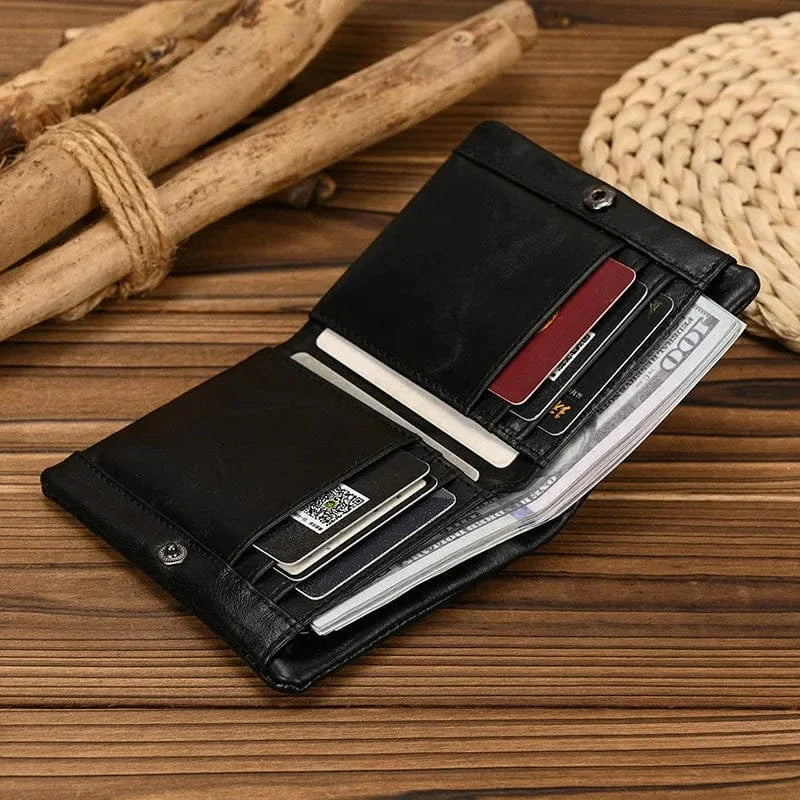 Portefeuille en cuir fin pour homme, design discret, tient parfaitement dans la poche.