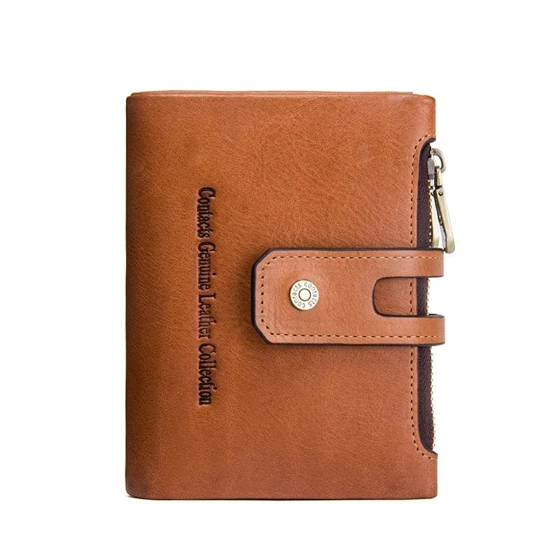 Portefeuille compact femme en cuir noir, avec le logo discret de la marque, élégance assurée.