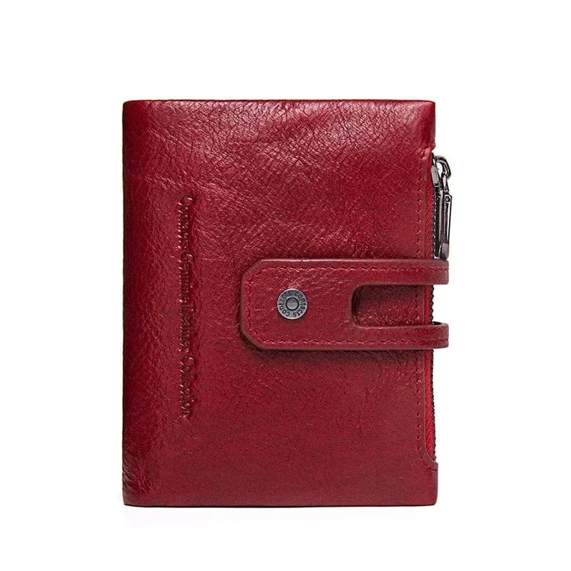 Texture grainée du cuir véritable sur un portefeuille femme compact, couleur marron foncé.
