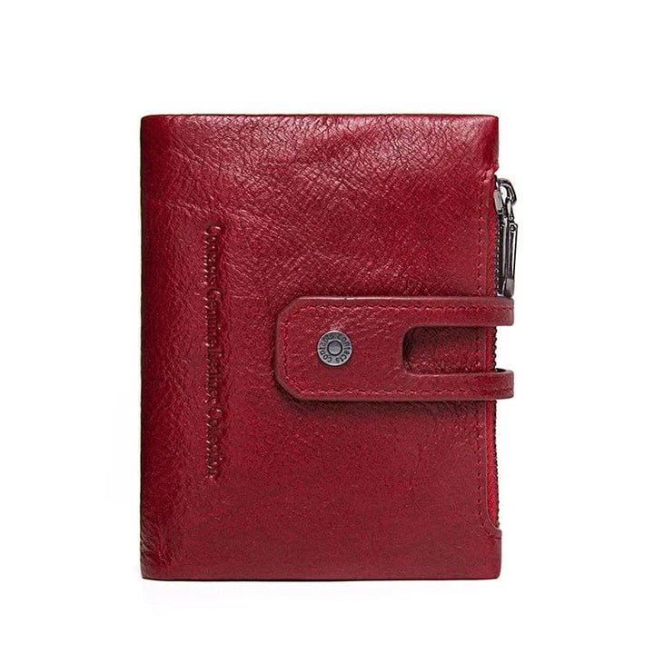 Texture grainée du cuir véritable sur un portefeuille femme compact, couleur marron foncé.