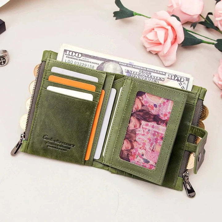 Portefeuille en cuir marron pour femme, accessoire de petite maroquinerie, rangement cartes.