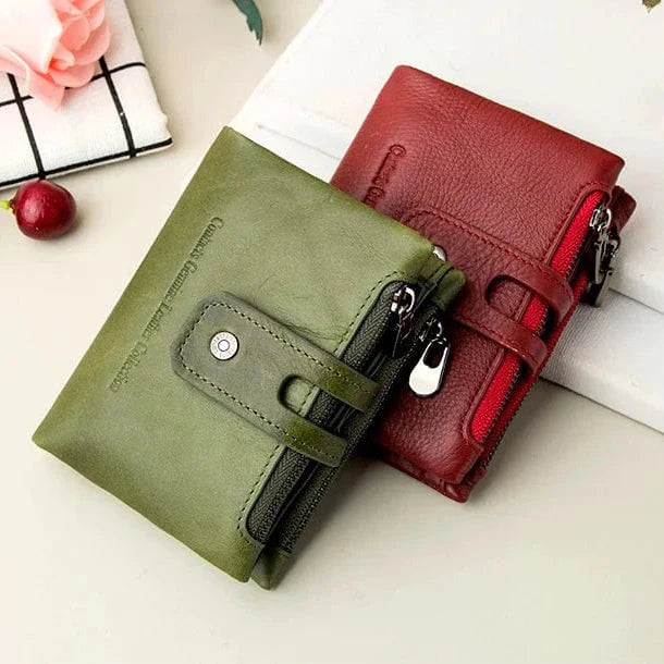 Pile de pièces et cartes de crédit dans le portefeuille compact femme en cuir marron.