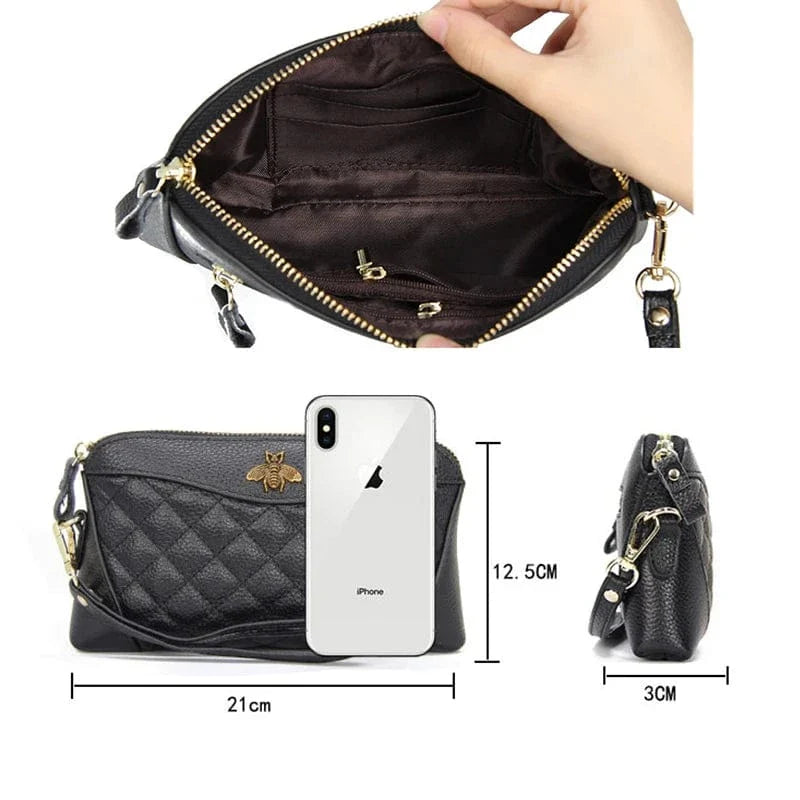 Détail du logo discret sur un portefeuille compagnon femme en cuir, ajoutant une touche d'élégance