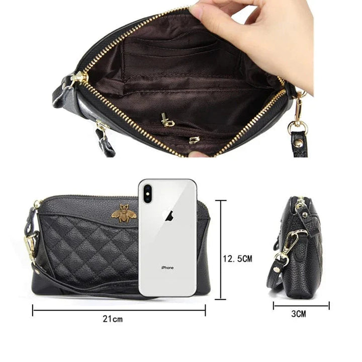 Détail du logo discret sur un portefeuille compagnon femme en cuir, ajoutant une touche d'élégance