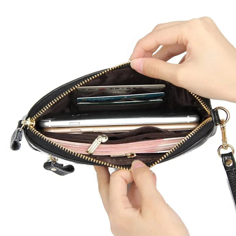 Portefeuille compagnon femme en cuir, présenté avec d'autres accessoires sur un fond neutre