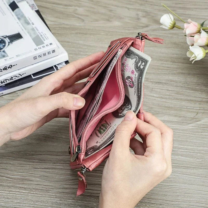 Portefeuille en cuir bordeaux pour femme, modèle compact et sophistiqué, avec plusieurs fentes à cartes