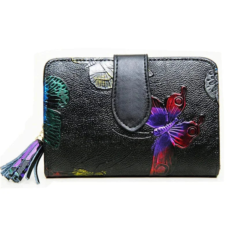 Portefeuille court en cuir rose pour femme avec motif papillon, compact et élégant.