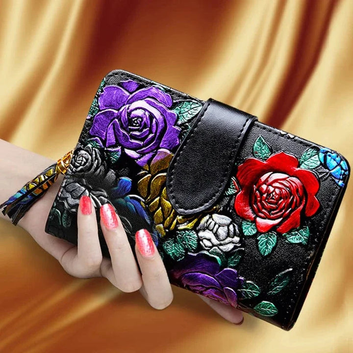 Portefeuille compact en cuir rose pour femme, orné d'un délicat motif papillon argenté.