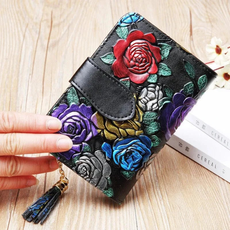Portefeuille en cuir rose vif pour femme, style court et compact, motif papillon en détail.