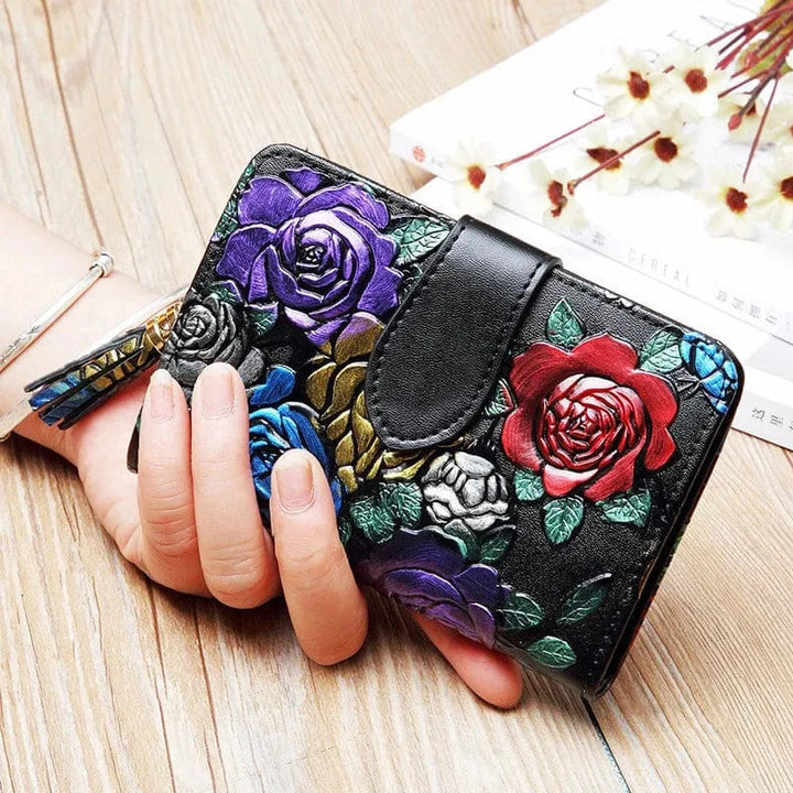 Portefeuille femme en cuir rose, compact, avec compartiments intérieurs et motif papillon chic.