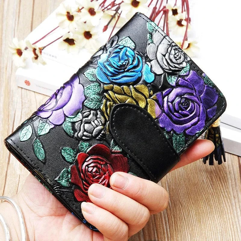 Élégant portefeuille court en cuir rose pour femme, accessoire mode avec motif papillon discret.