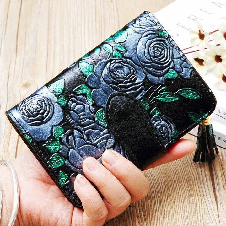 Portefeuille compact femme en cuir rose, un accessoire pratique et stylé avec un papillon argenté.
