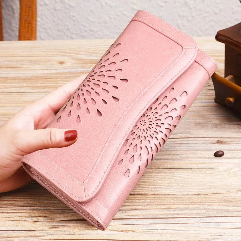 Vue intérieure d'un portefeuille femme en cuir souple, ses fentes pour cartes et sa pochette zippée.