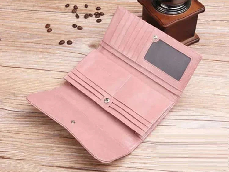 Gros plan sur la texture du cuir souple d'un portefeuille femme, artisanat de qualité.