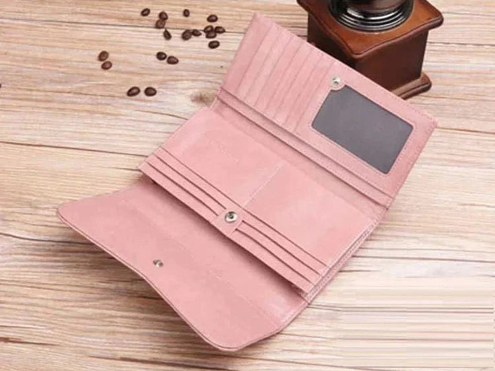 Gros plan sur la texture du cuir souple d'un portefeuille femme, artisanat de qualité.