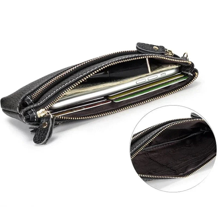 Portefeuille femme en cuir souple gris clair, design épuré, accessoire de mode intemporel