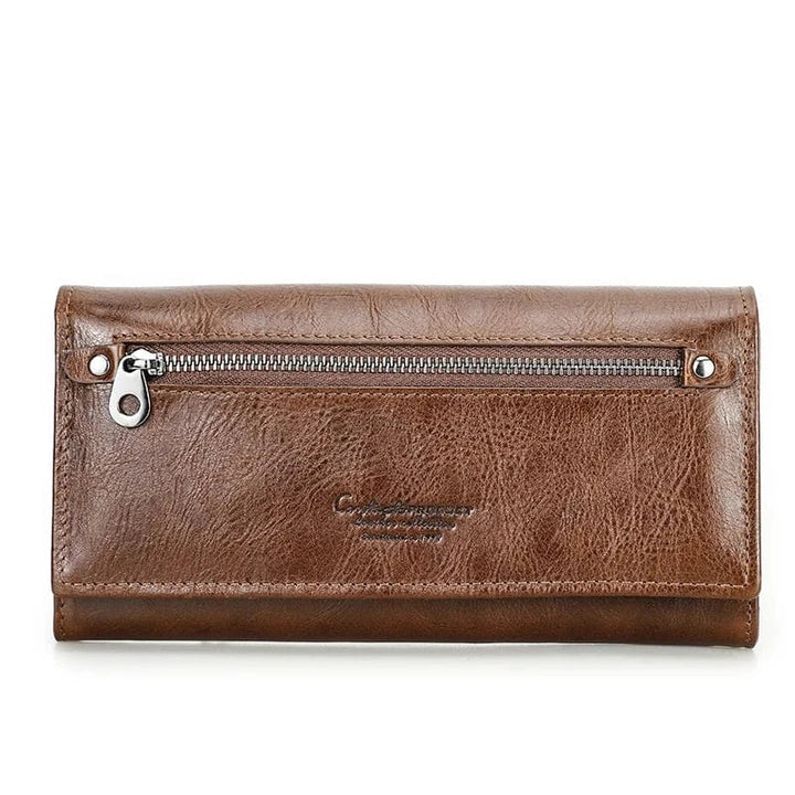 Portefeuille femme en cuir souple marron clair, avec dragonne, parfait pour une sortie.