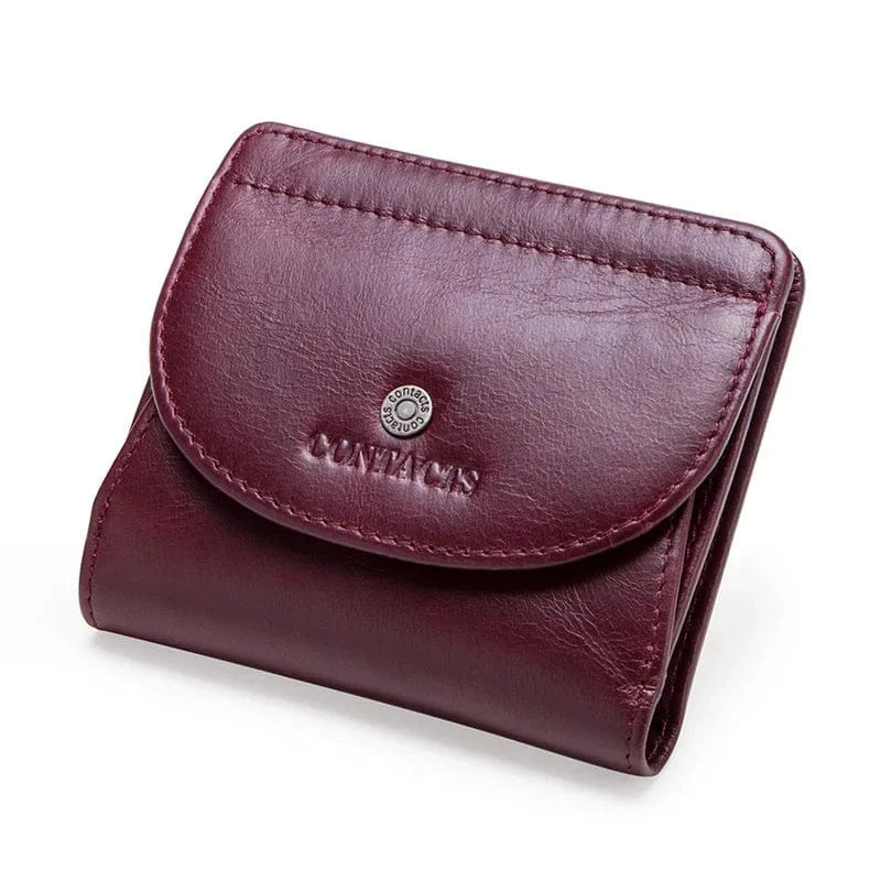 Portefeuille femme en cuir souple, couleur cognac, design épuré et compact, pour toutes les occasions.
