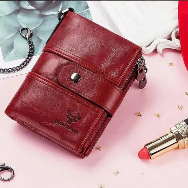 Portefeuille femme élégant, en cuir beige, finitions soignées pour un look chic