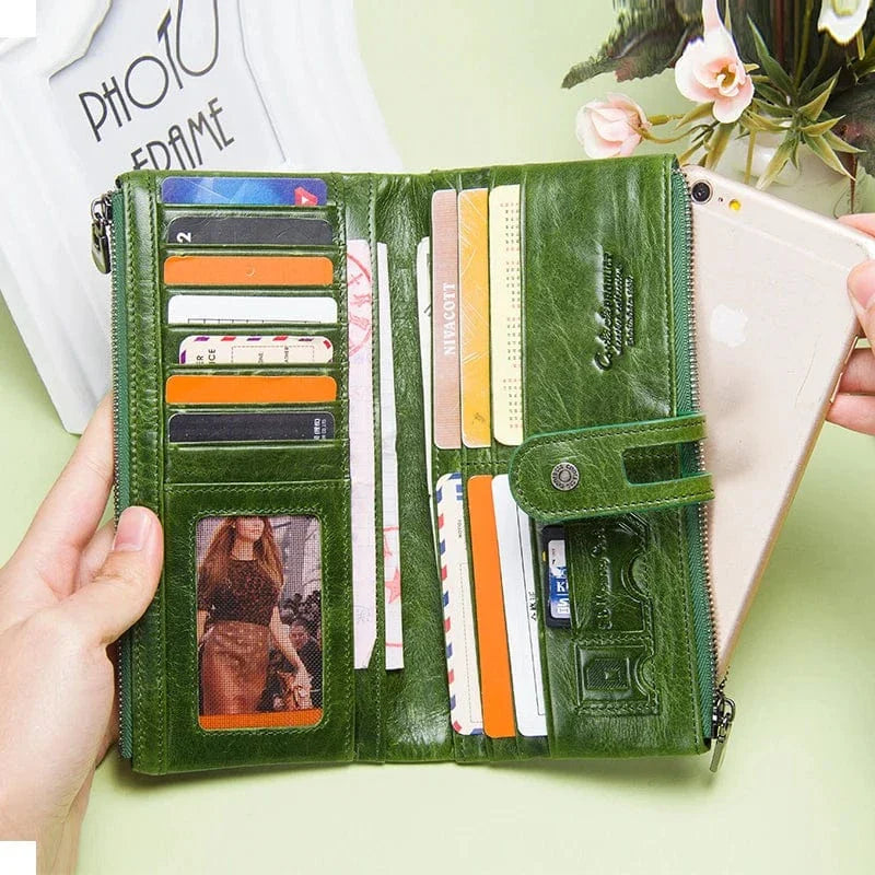 Gros plan portefeuille cuir véritable femme, texture et coutures détaillées, qualité supérieure.