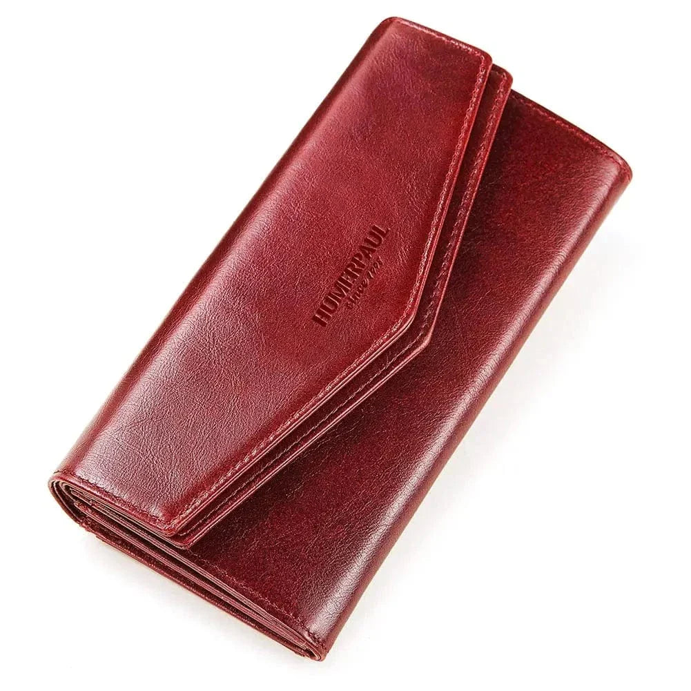 Portefeuille femme en cuir vert posé sur une table, accessoire de mode élégant.