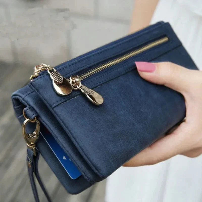 Portefeuille femme en cuir PU gris, posé sur une table, reflétant son design élégant