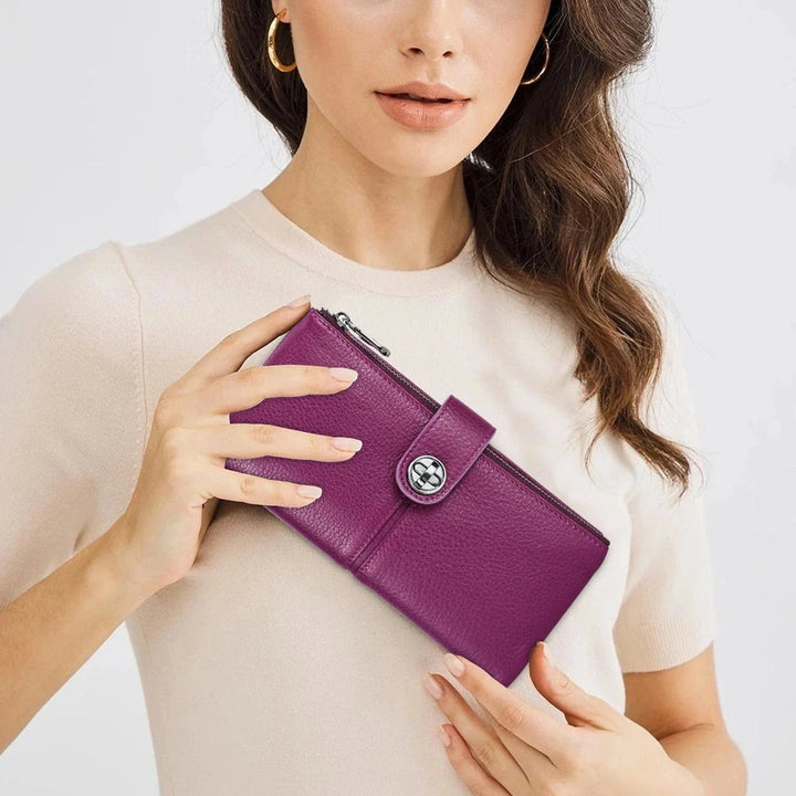 Image d'un portefeuille femme en cuir noir posé à côté d'un smartphone, mettant en avant sa taille pratique.