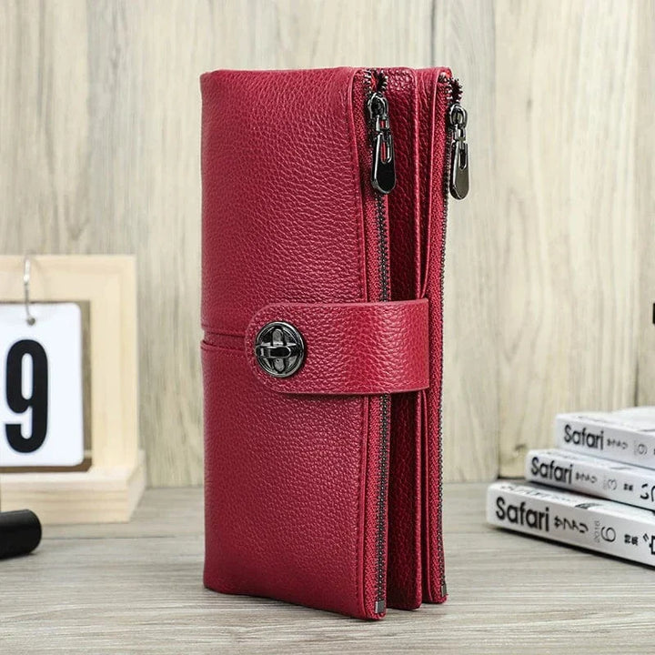 Portefeuille en cuir rouge éclatant pour femmes, un accessoire de mode audacieux et fonctionnel.