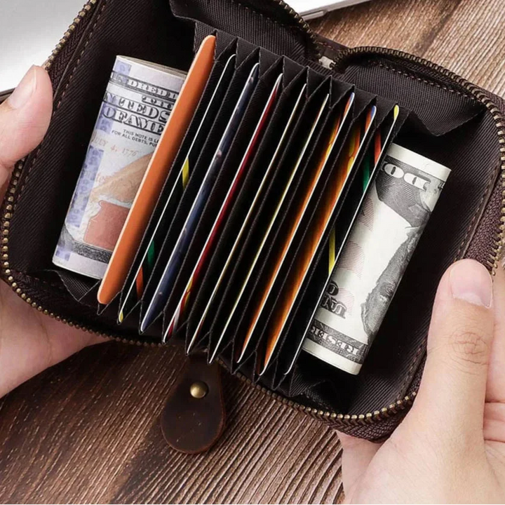 Élégant portefeuille zippé en cuir grainé marron pour homme, intégrant la technologie de blocage RFID.