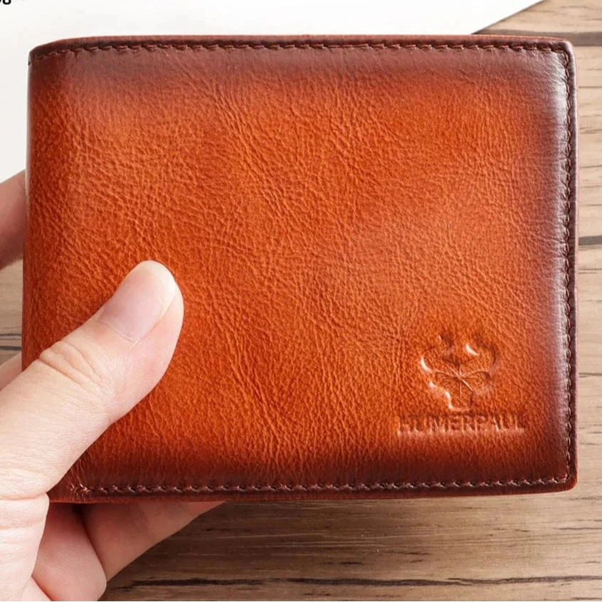 Portefeuille en cuir marron pour homme, élégant et pratique, avec compartiments et sécurité RFID.