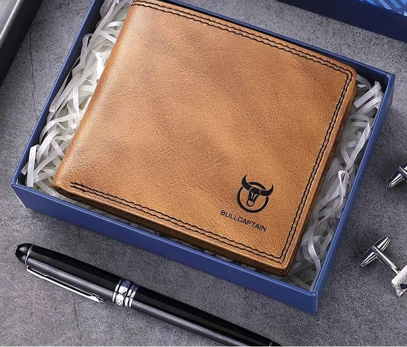 Portefeuille homme marron clair en cuir vieilli, style rétro, avec monogramme discret, excellente idée cadeau
