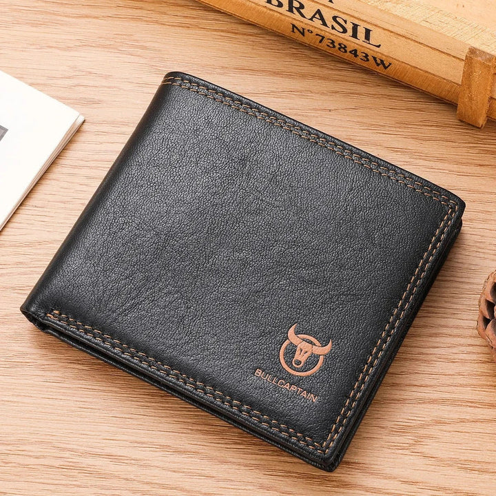 Gros plan texture du cuir véritable du portefeuille homme, coutures détaillées, qualité artisanale