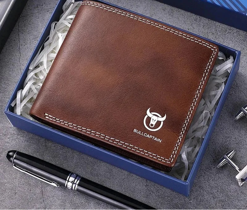 Portefeuille homme vintage ouvert sur une table en bois, avec téléphone et clés, montrant un ensemble moderne