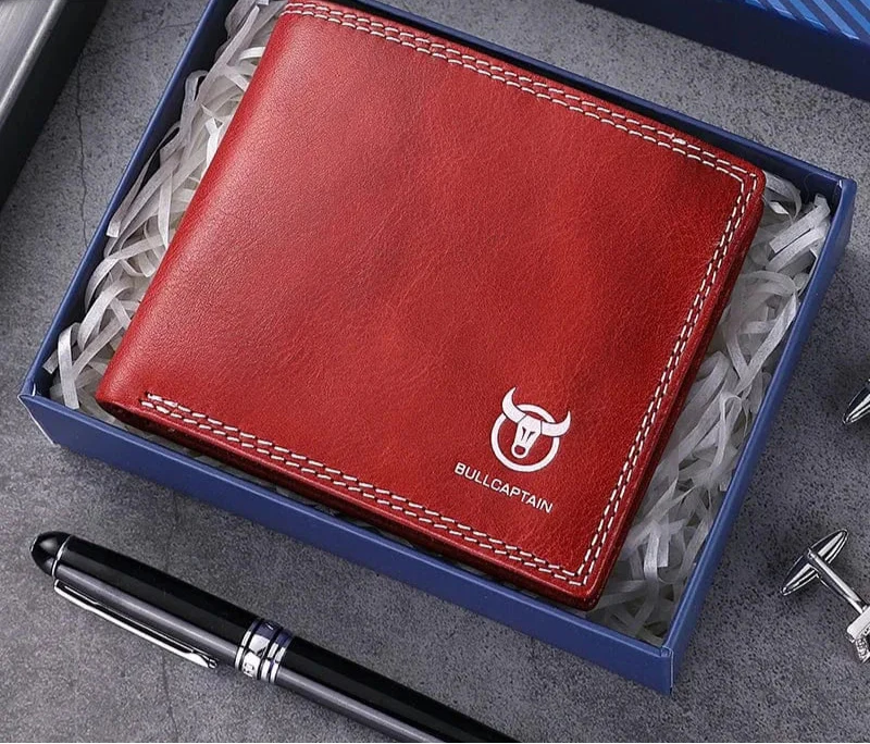 Homme élégant tenant un portefeuille en cuir véritable dans sa main, montrant sa qualité et son style