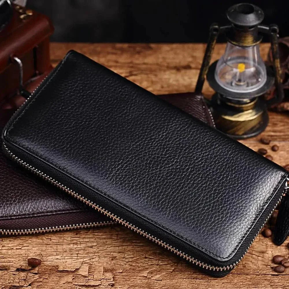 Portefeuille homme en cuir souple avec blocage RFID, design minimaliste et couleur unie pour un style intemporel.